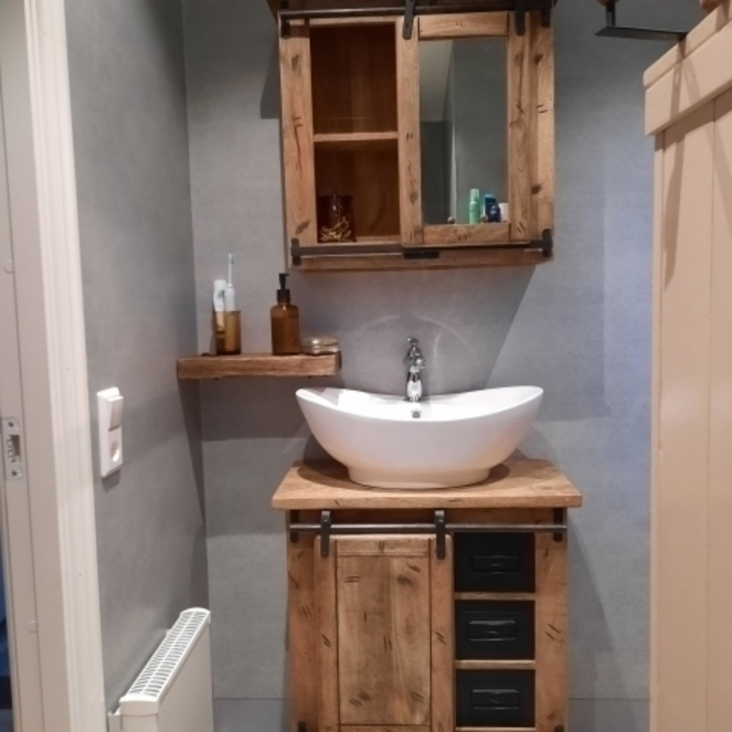 kleines neues Bad mit Dusche und WC