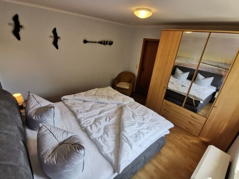 Schlafzimmer - großer Kleiderschrank vorhanden