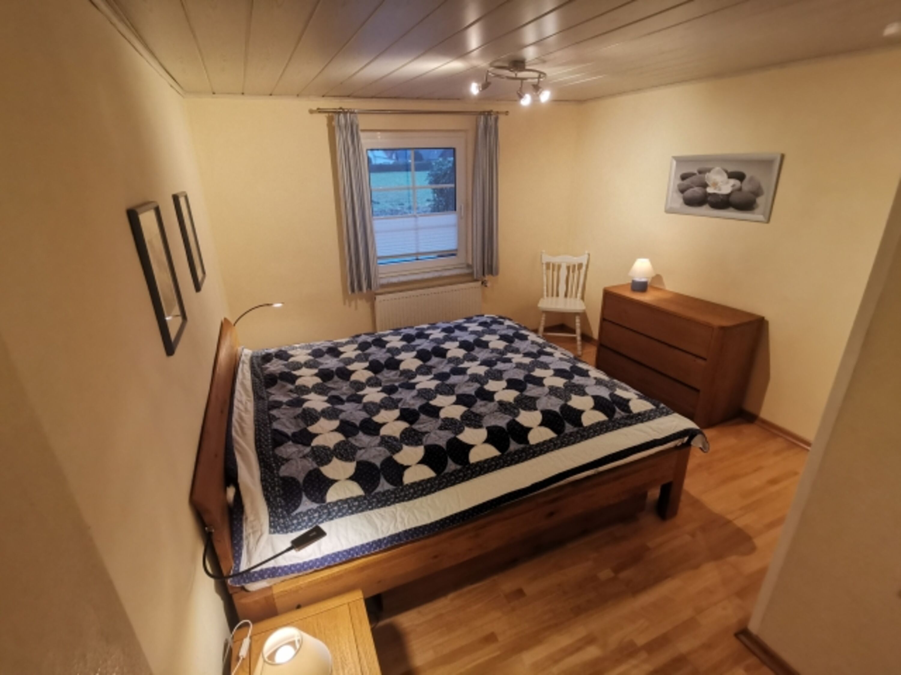 Schlafzimmer eins