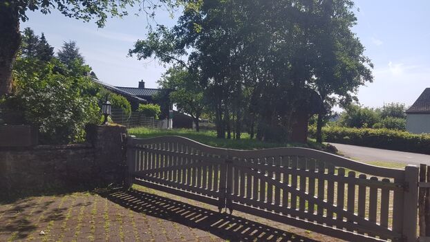 mit Blick auf die Einfahrt und 