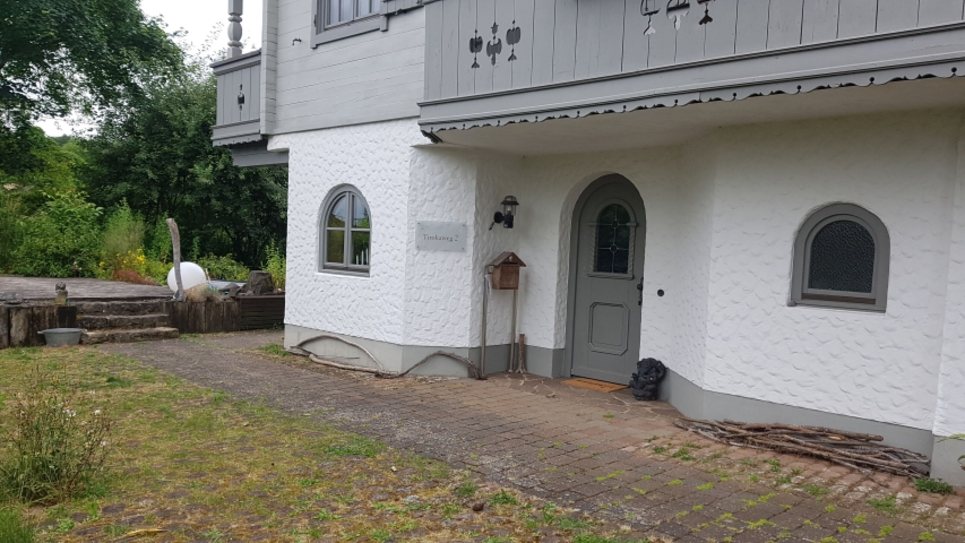 Hier geht es zum Teich mit seiner Terrasse..
