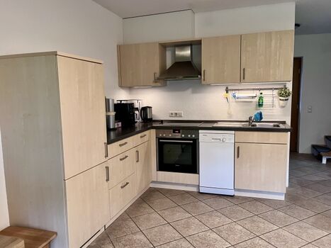 Küchenzeile mit Spülmaschine