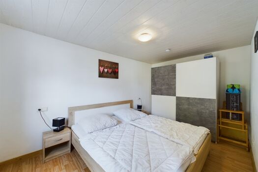 Schlafzimmer mit Doppelbett 