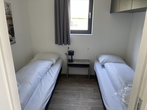 sowie eines mit zwei Einzelbetten