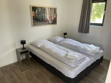 Ein Schlafzimmer mit Doppelbett