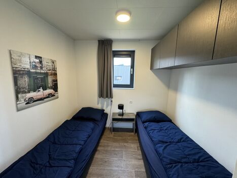 und Hängeschränken