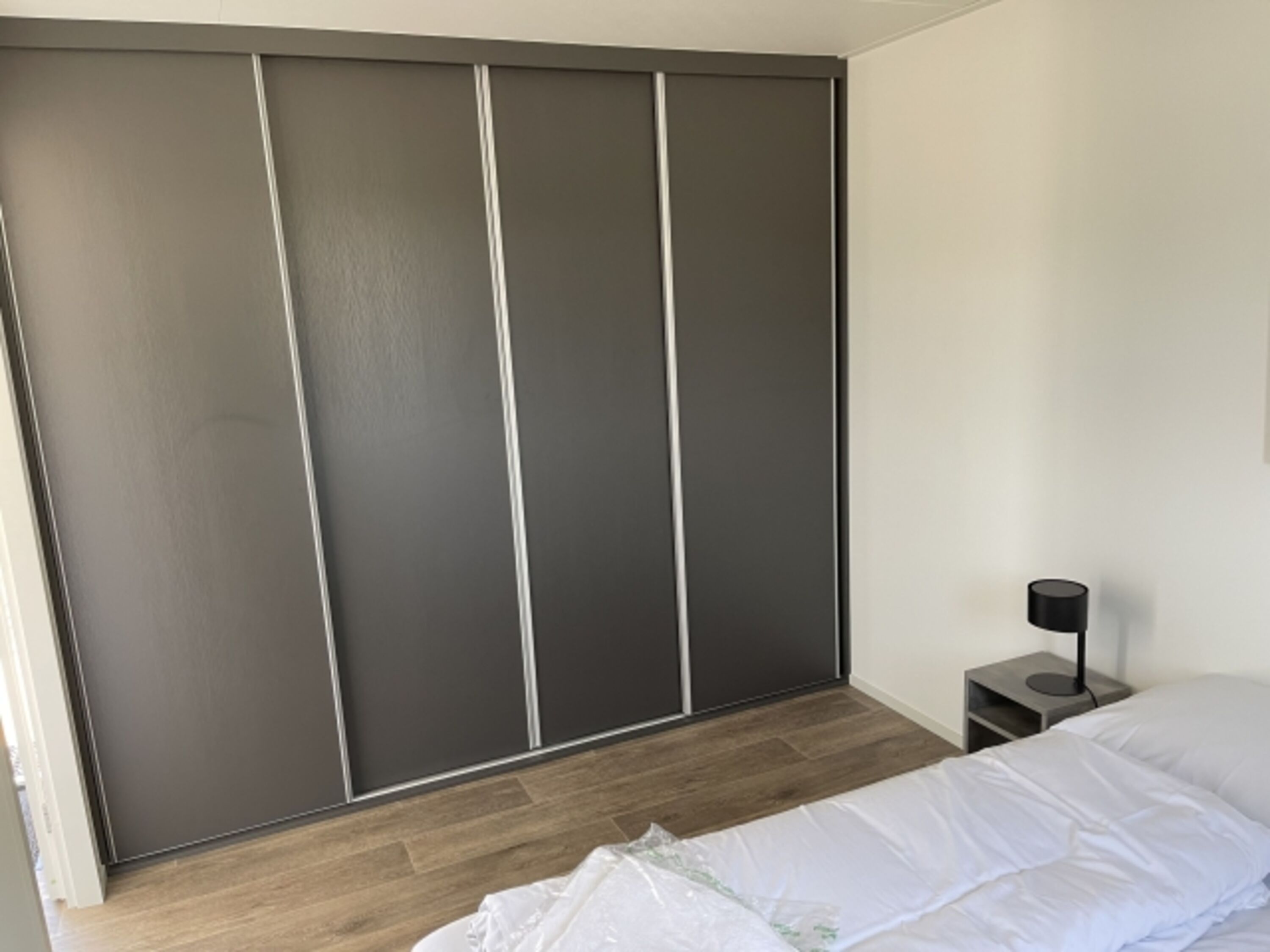 und großem Schrank