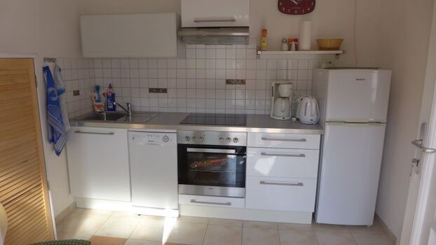 die  separate Küche mit Tür zu Terrasse