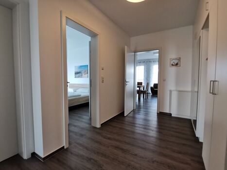 Flur (mit großzügigen Schränken)