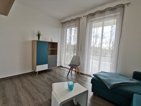 Zweites Schlafzimmer mit Tür zur Terrasse