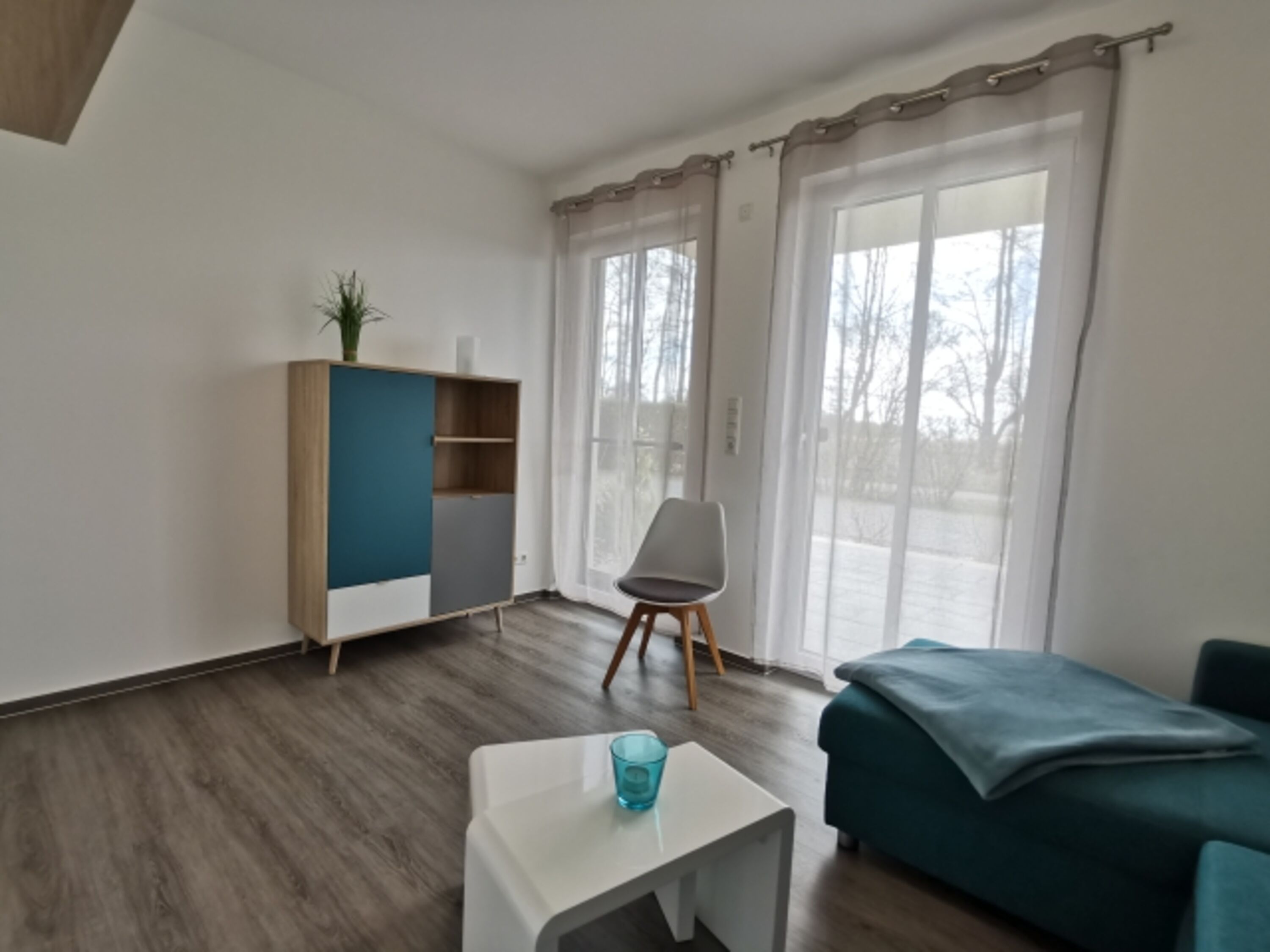 Zweites Schlafzimmer mit Tür zur Terrasse