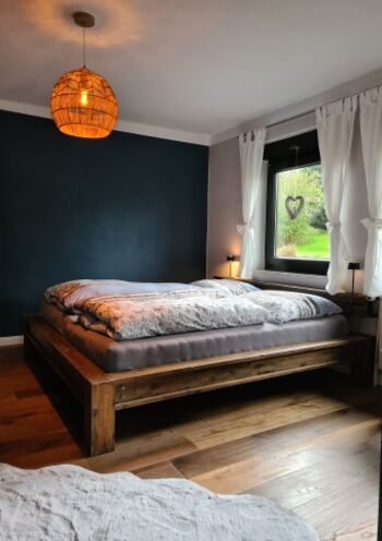 mit einem bequemen Balkenbett (180*200) 