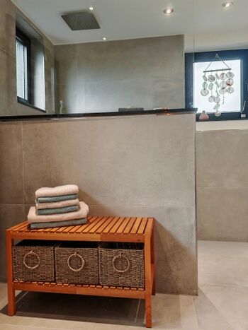 ein neues Badezimmer mit vielen Fenstern ins Grüne 