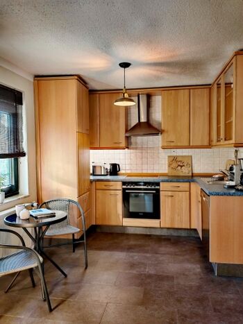 eine  Küche mit allem Drum und Dran