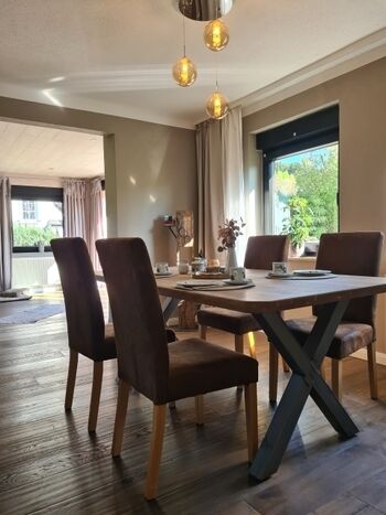 ein großer Tisch zum Essen und Spielen