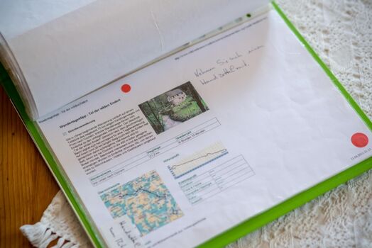 Ordner mit Freizeittipps für Sie zusammengestellt.