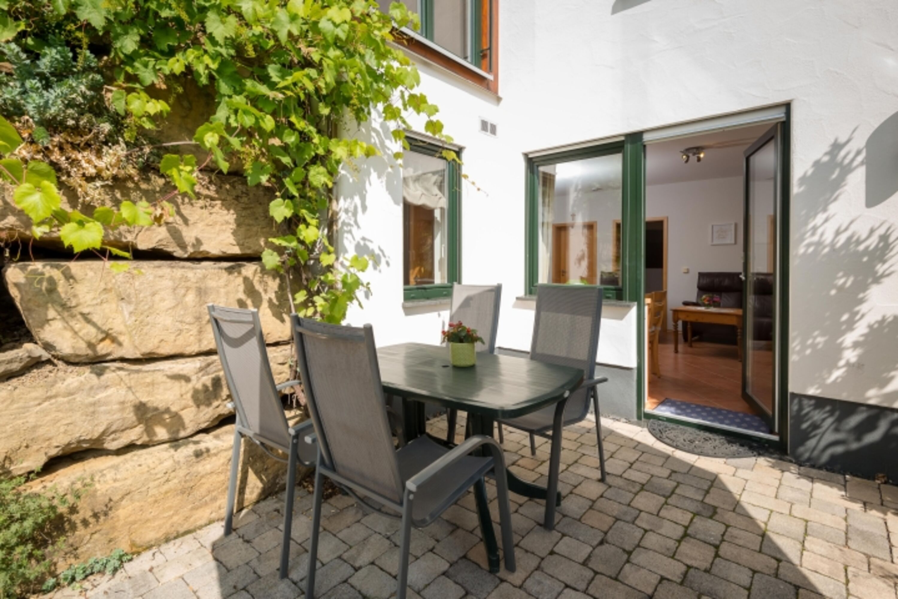die wohnungseigene Terrasse