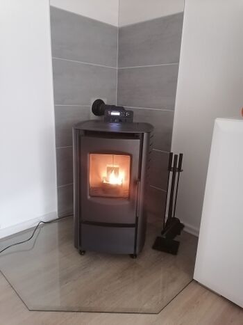 Für die kalte Jahreszeit, lädt ein Pelletofen zum kuscheln und verweilen ein 