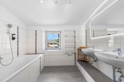 Bad mit Badewanne 1.1