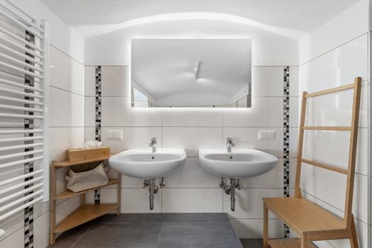 Bad mit zwei Waschbecken 1.2