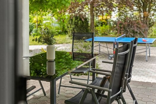 Terrasse mit Garten im Hintergrund