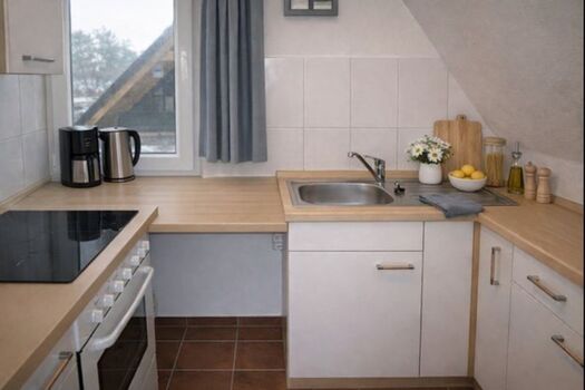 Küche mit Spülmaschine u. Backofen 