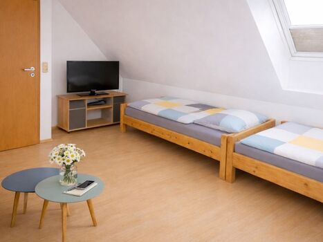 Dreibettzimmer mit TV