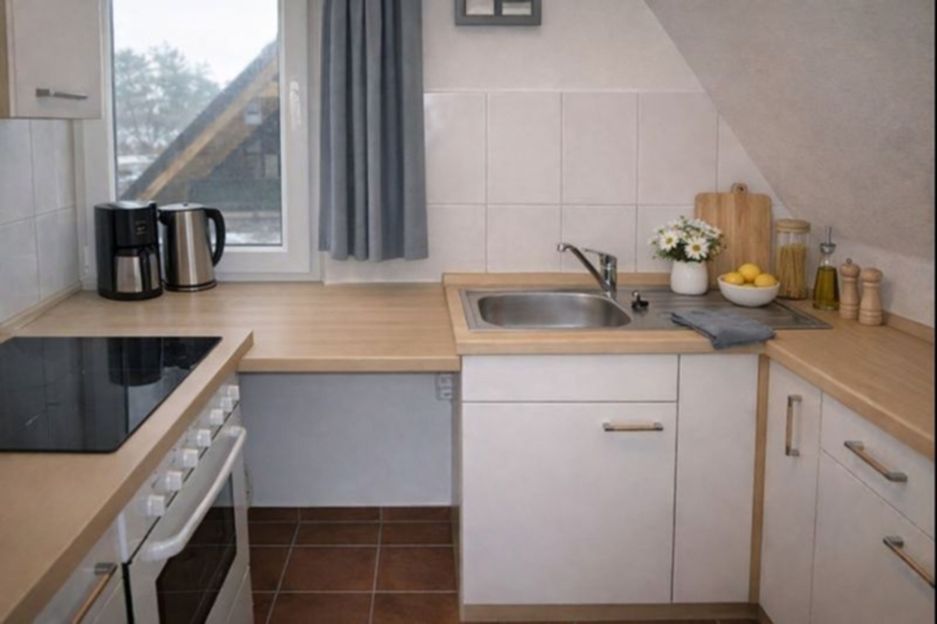 Küche mit Spülmaschine u. Backofen