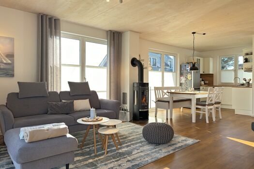 Wohnzimmer, Kamin u Essbereich