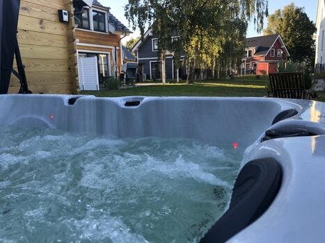 beheizter Whirlpool mit Blick in den Garten