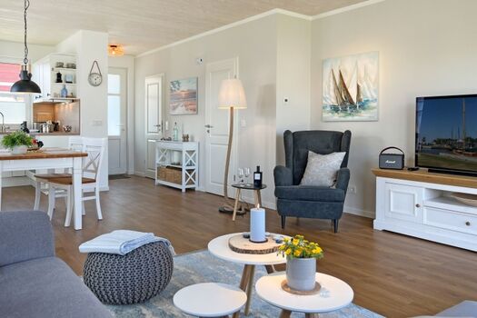 gemütlicher Lesesessel und Smart-TV