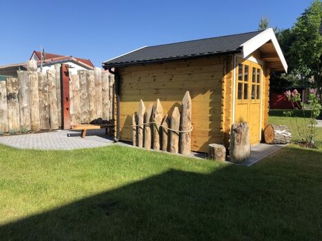 Solardusche u Gartenhaus mit windgeschützter Terrasse