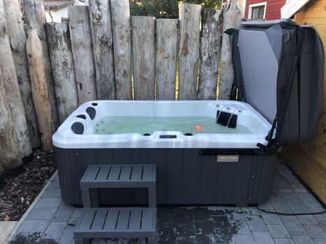 Whirlpool von 3 Seiten blick- und windgeschützt