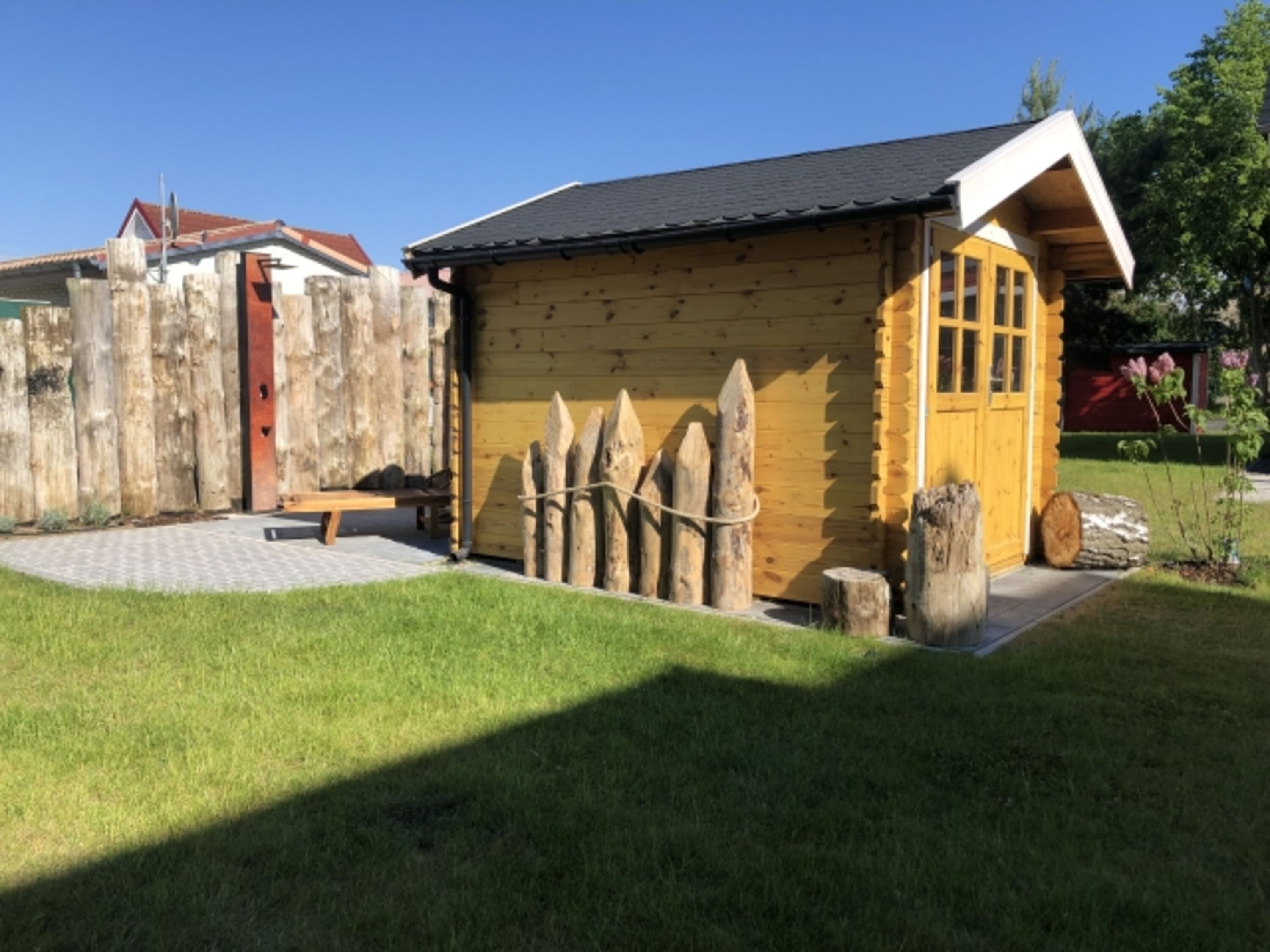 Solardusche u Gartenhaus mit windgeschützter Terrasse