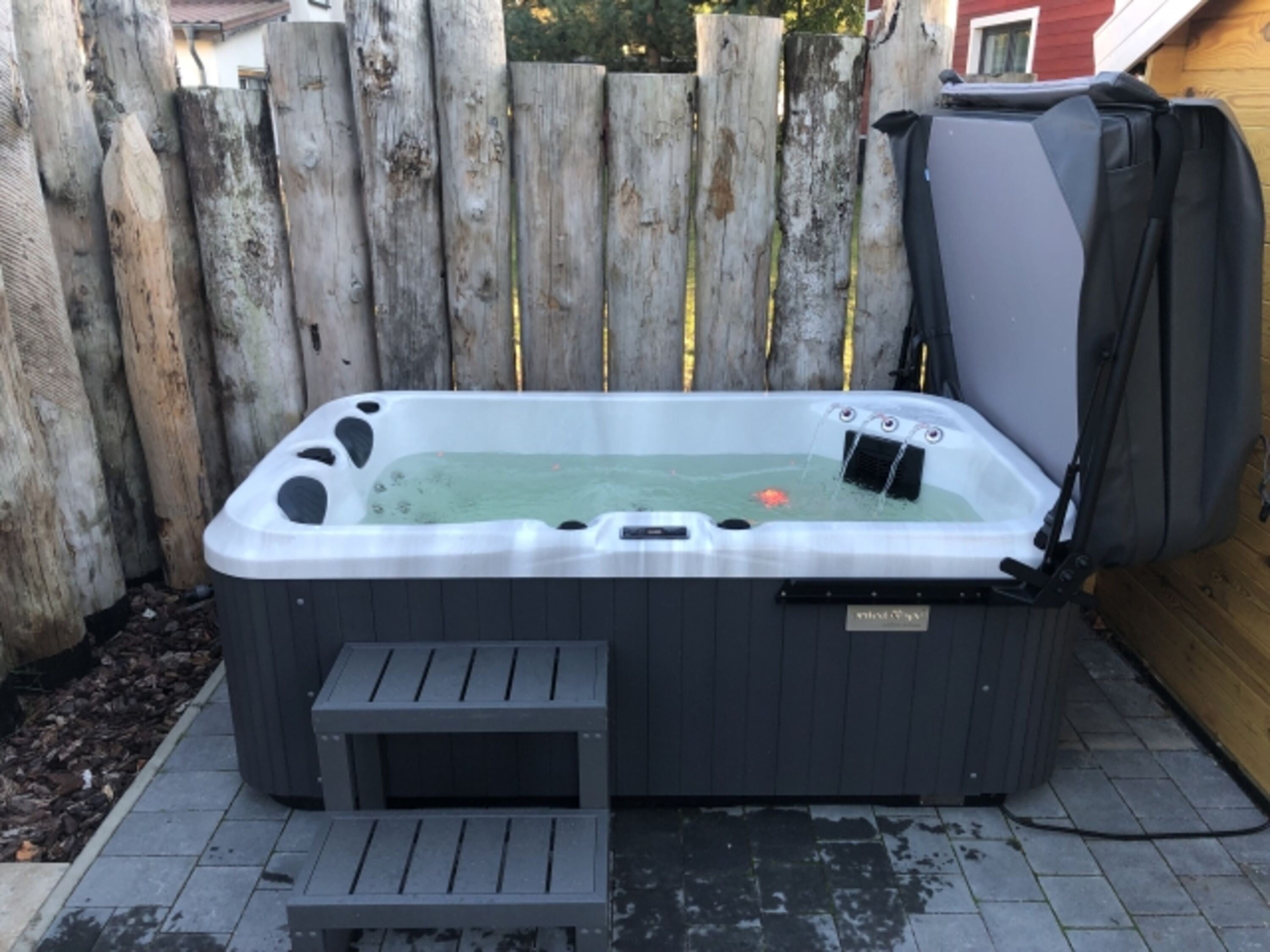 Whirlpool von 3 Seiten blick- und windgeschützt