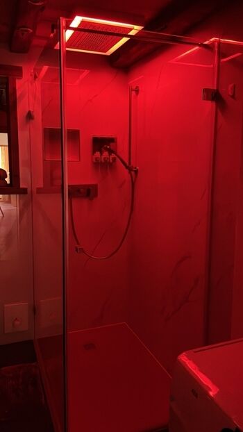 Dusche mit Farbtherapie