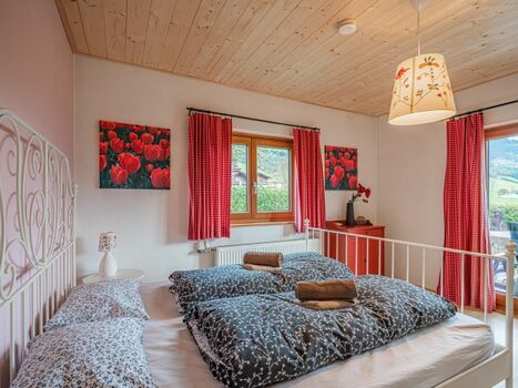 Doppelbettschlafzimmer zur Terrasse