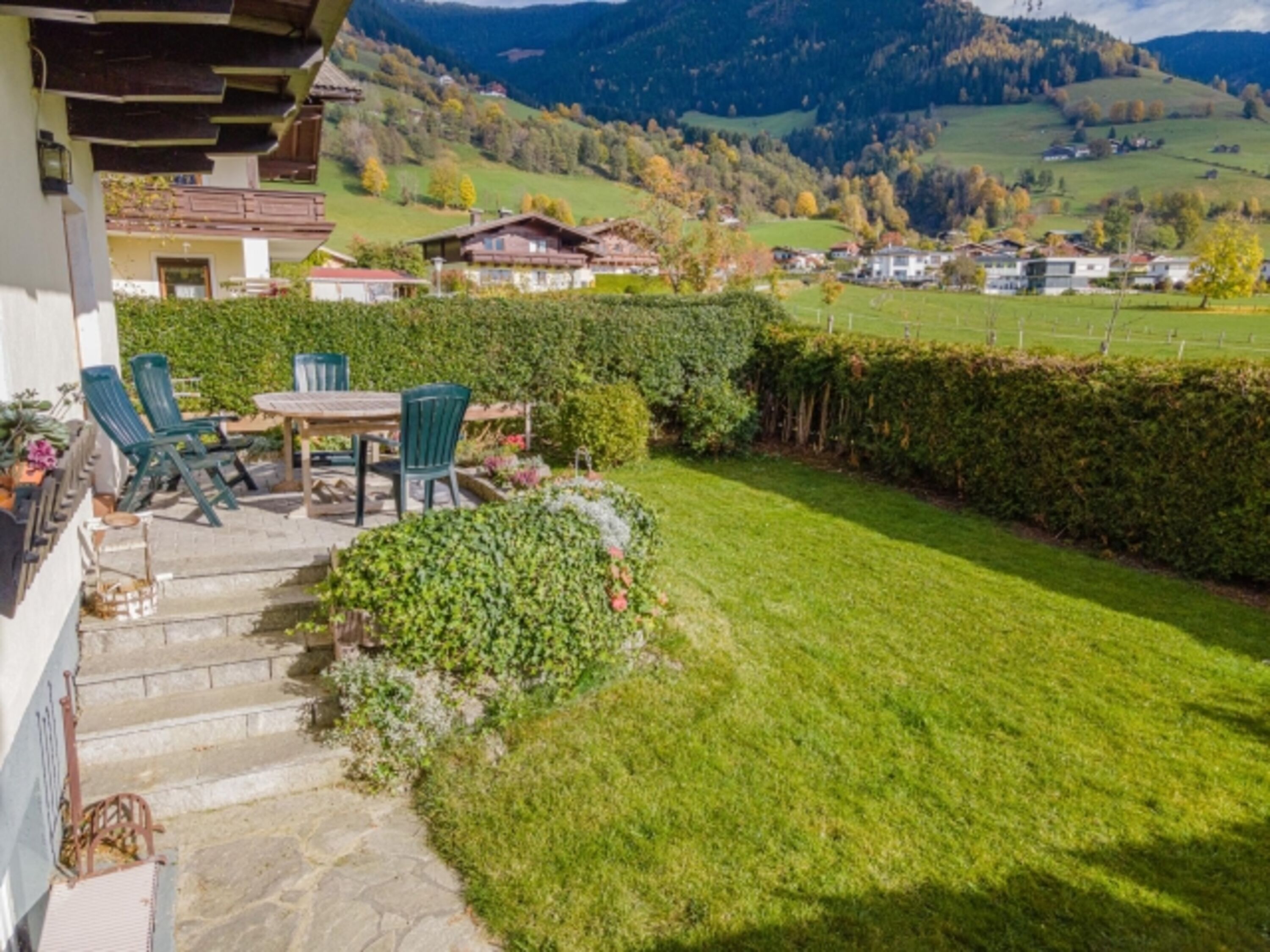 Vordergarten mit Terrasse