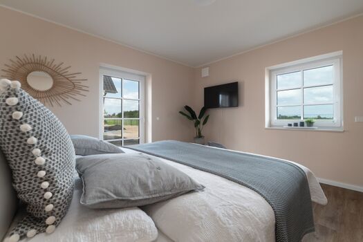 Schlafzimmer 01 mit TV im EG