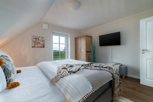 Schlafzimmer 02 mit TV