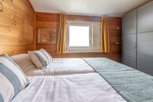 Schlafzimmer 1 mit 2 Einzel Boxsprings und Schrank