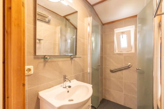 Badezimmer mit Dusche und Waschbecken