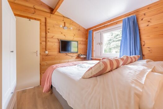 Schlafzimmer 2 mit Doppelbett und TV