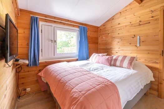 Schlafzimmer 2 mit Doppelbett und TV