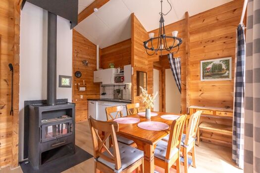 Der Kaminofen und die Essgruppe für 5 Personen