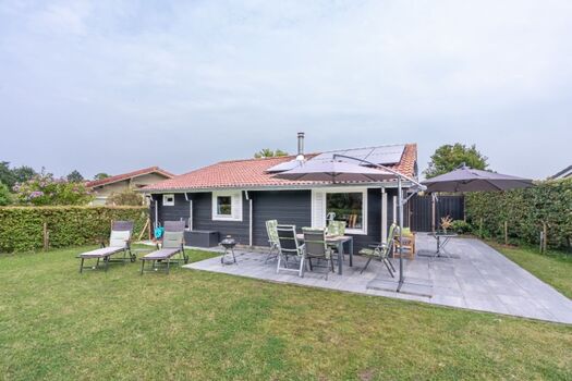 Die sonnige Terrasse mit Gartengruppe