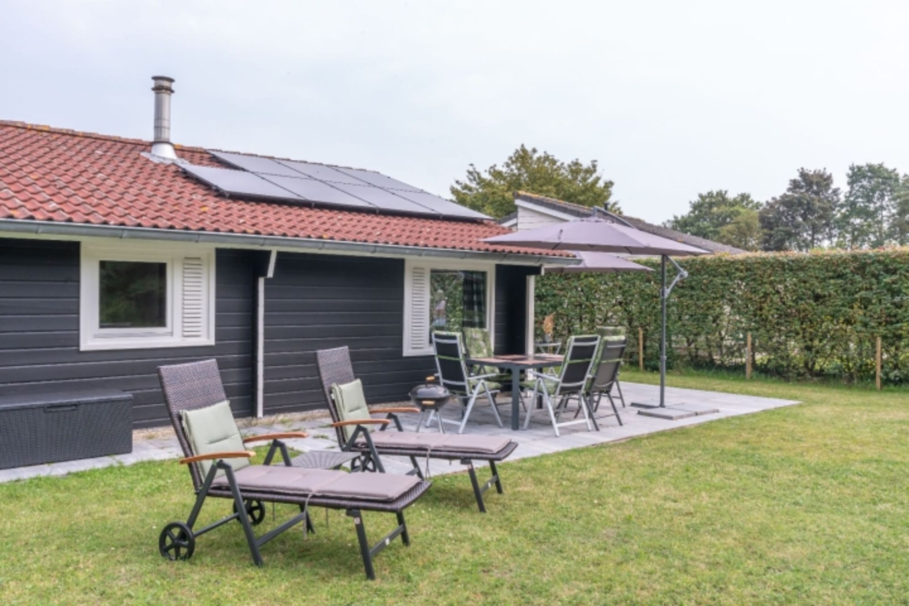 Der große, sonnige Garten mit Sonnenliegen