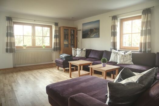 Wohnzimmer mit Sofalandschaft