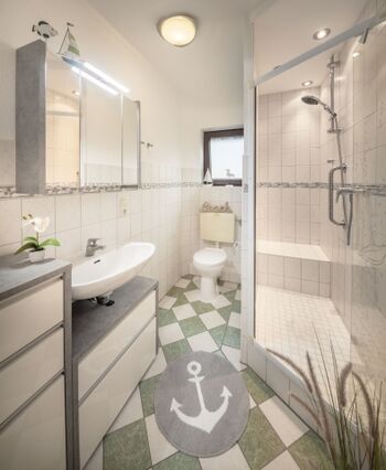 Bad mit Tageslicht und großer Dusche mit Sitzgelegenheit