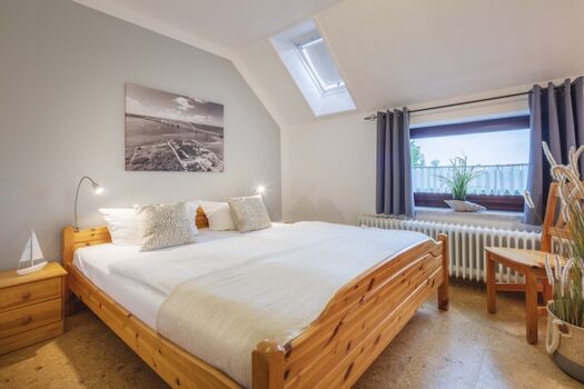Schlafzimmer mit Garten- und Ostseeblick  Fewo 01